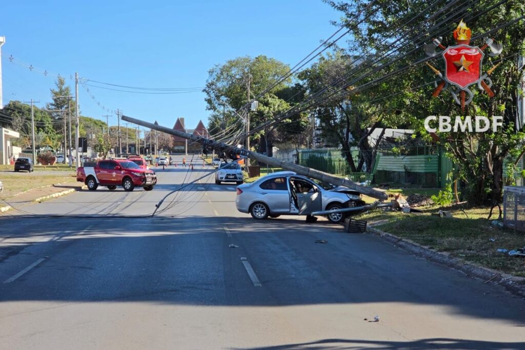 carro-bate-e-derruba-poste-na-asa-norte;-4-pessoas-ficaram-feridas