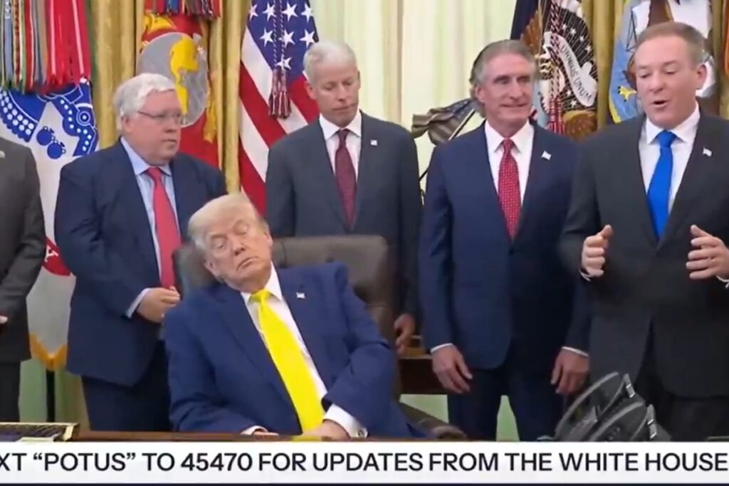 trump-e-acusado-de-cochilar-em-coletiva-e-vira-alvo-de-ironias-na-web.-veja-video