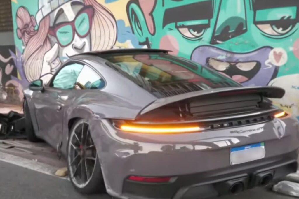 motorista-de-porsche-perde-controle-e-bate-contra-cinco-veiculos-em-sp