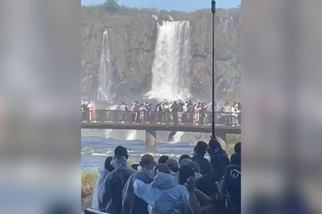 turista-pula-nas-aguas-das-cataratas-do-iguacu-para-recuperar-celular.-video
