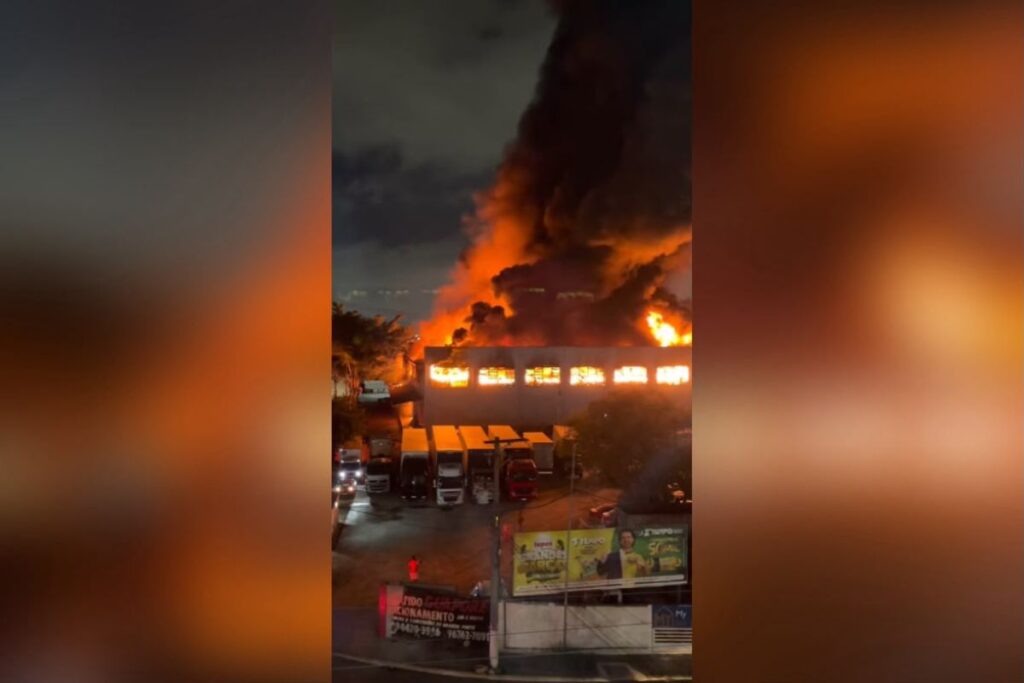 apos-quase-24h,-bombeiros-extinguem-incendio-em-galpao-em-guarulhos