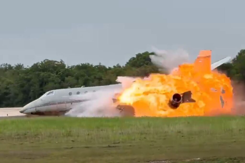 aviao-explode-ao-fazer-pouso-e-mata-2-pessoas-na-republica-dominicana.-veja-video