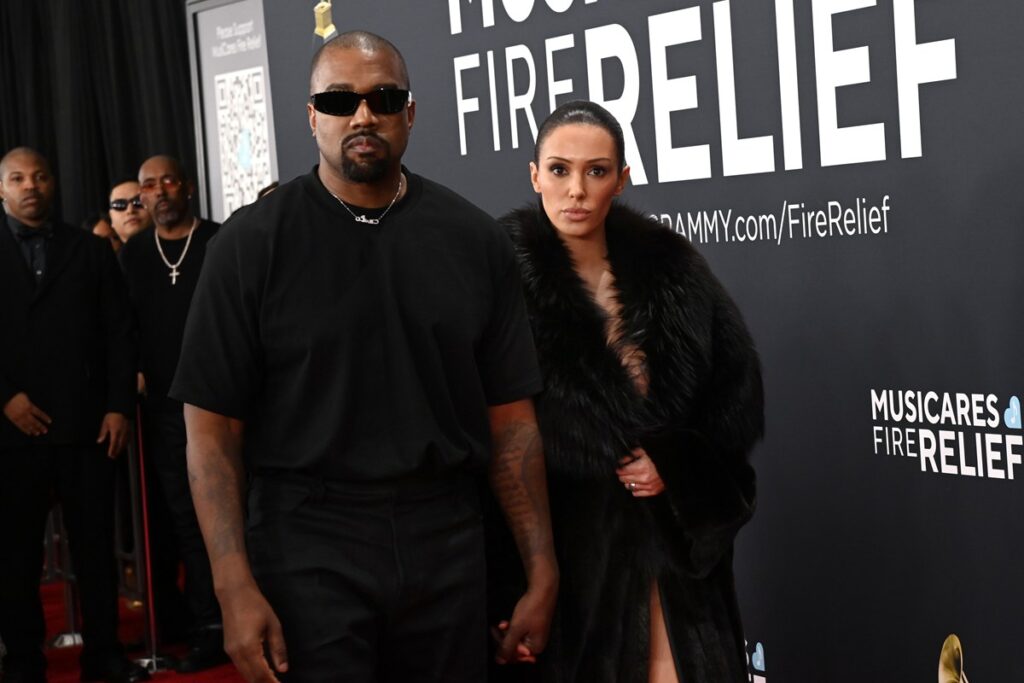 bianca-censori-choca-ao-publicar-foto-no-chuveiro-com-kanye-west.-veja