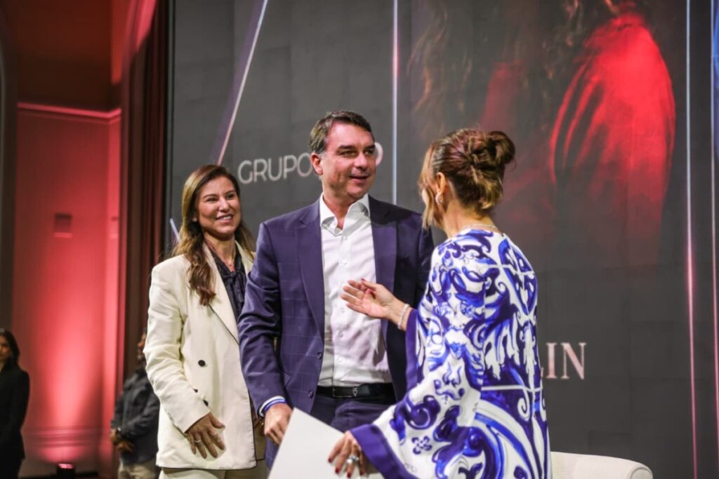 mulheres-se-reunem-com-flavio-em-evento-que-gerou-polemica-com-jair.-video