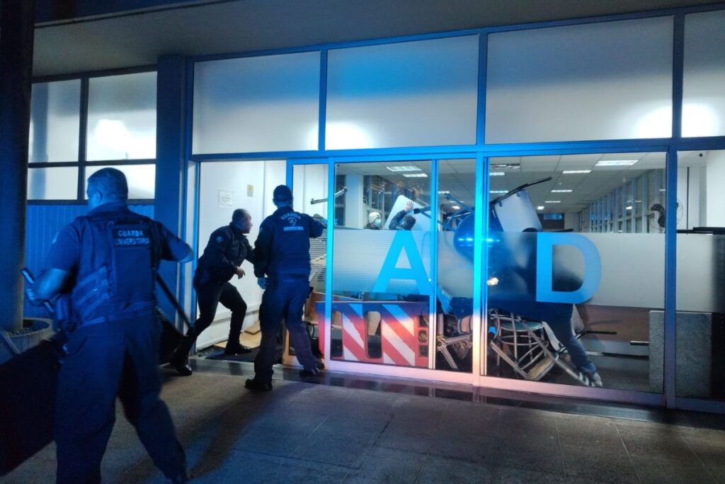 pm-retira-e-detem-alunos-em-predio-da-usp-apos-ocupacao-relampago.-veja-video