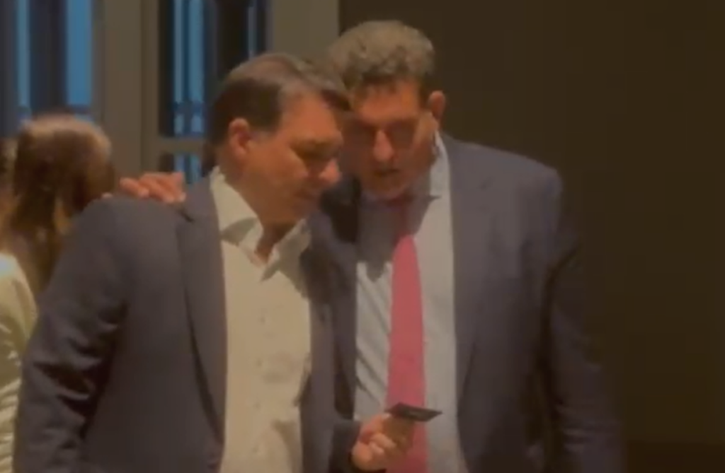 marqueteiro-demitido-apos-dark-horse-ainda-da-“pitacos”-para-flavio.-veja-video