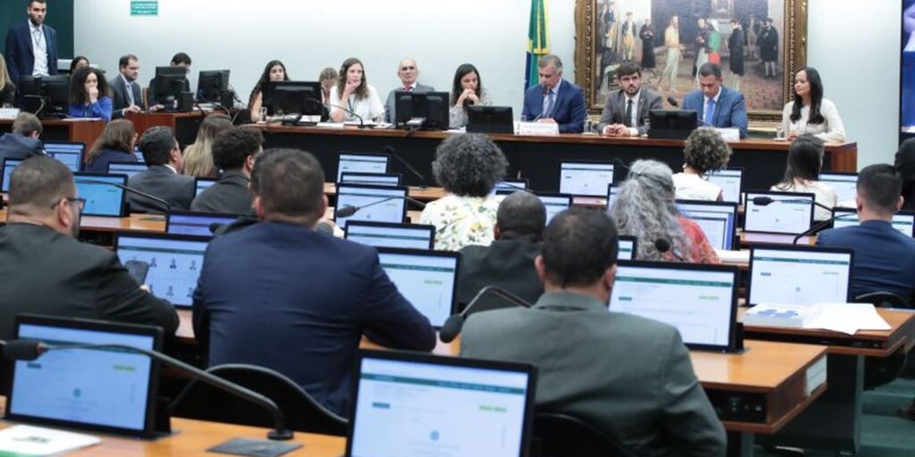 Deputados votam redução da maioridade penal em comissão deputados-votam-reducao-da-maioridade-penal-em-comissao