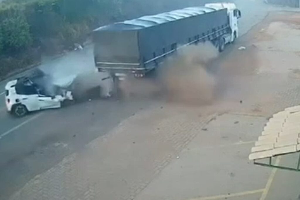 mg:-carro-fica-destruido-apos-bater-em-caminhao;-familia-sai-ilesa.-veja-video
