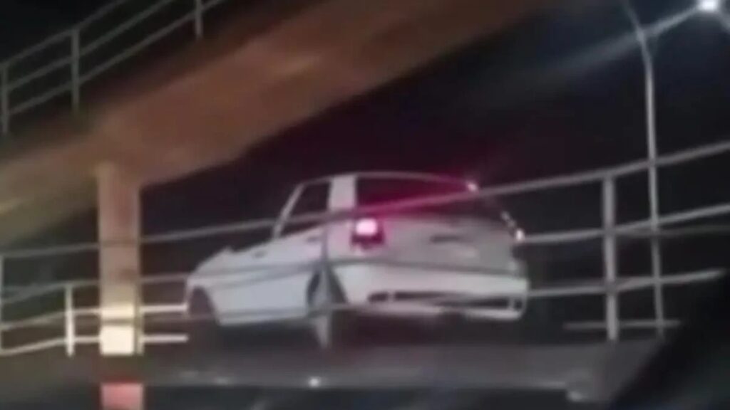 go:-“cachaca-demais”,-diz-motorista-que-subiu-com-carro-em-passarela.-veja-o-video