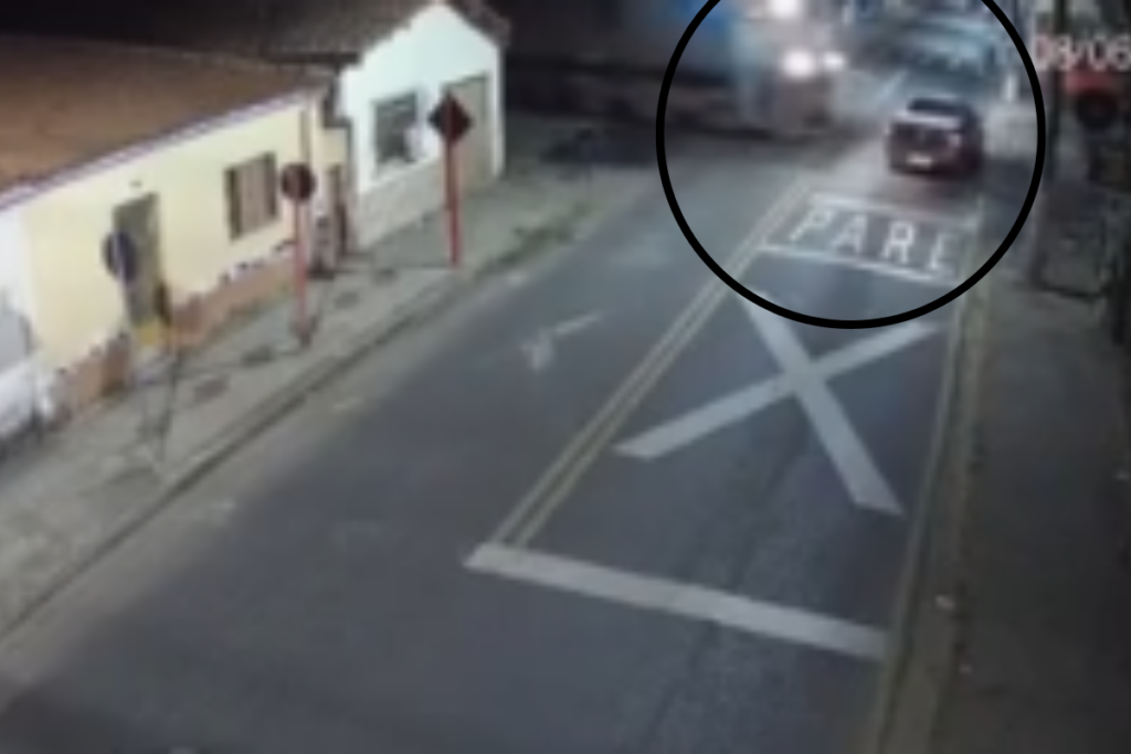 motorista-ignora-“pare”,-e-atingido-por-trem-e-fica-preso-as-ferragens.-veja-video