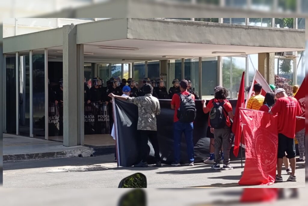 manifestantes-tentam-ocupar-ministerio-das-cidades-e-pm-reage-com-spray-de-pimenta.-veja-video