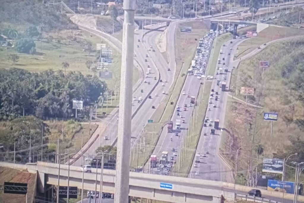 acidente-com-engavetamento-trava-transito-na-descida-do-colorado
