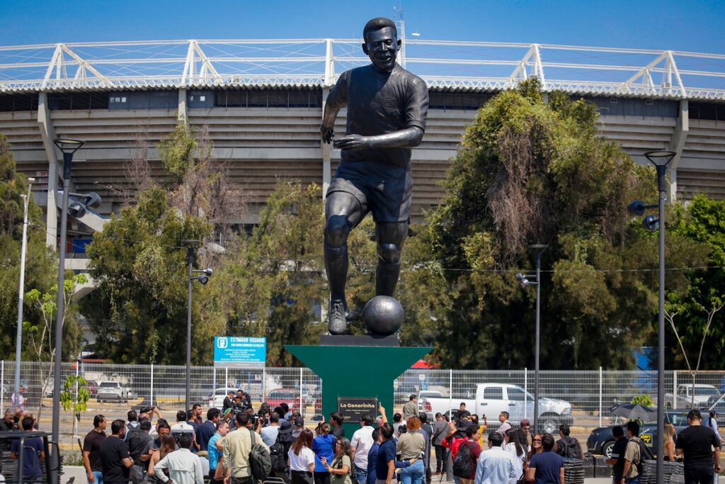 cidade-sede-da-copa-no-mexico-ganha-estatua-gigante-do-rei-pele
