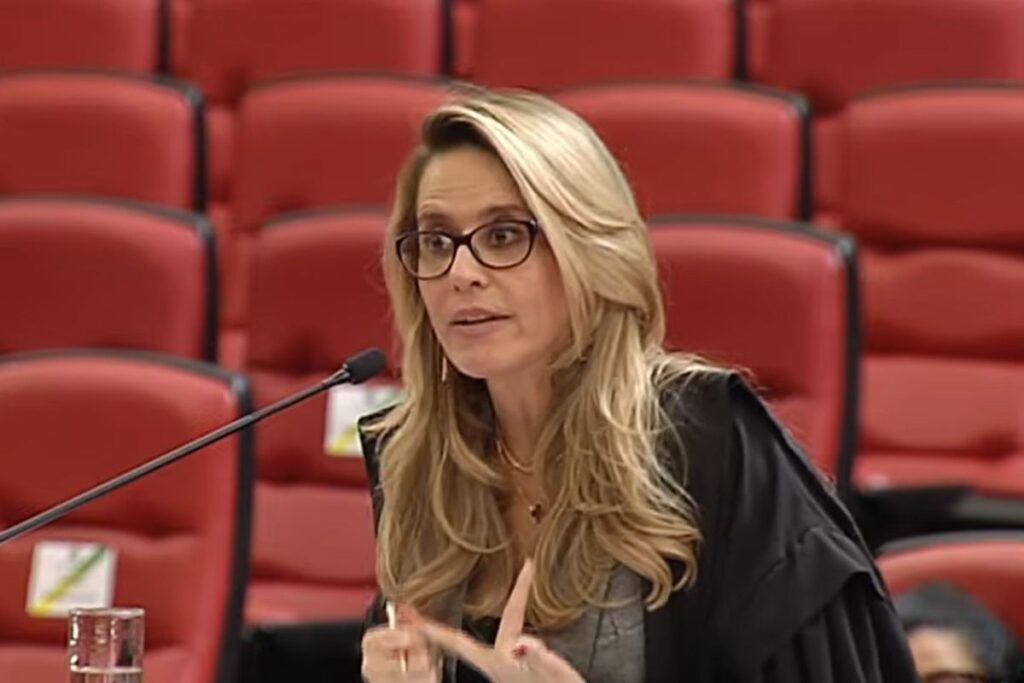 advogada-do-pl-diz-no-tse-que-pesquisa-desfavoravel-a-flavio-“tem-problema-fatal”.-veja-video