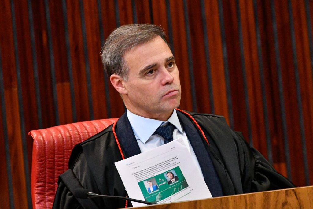 mendonca-segura-imagem-de-flavio-e-vorcaro-em-julgamento-no-tse;-entenda
