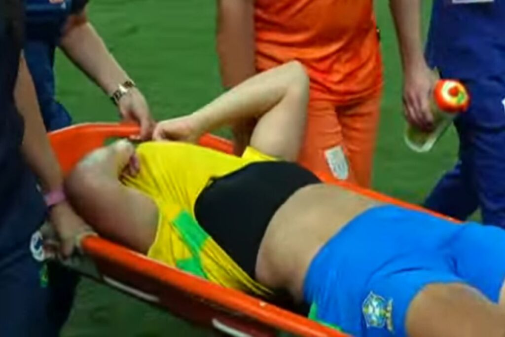 atacante-da-selecao-feminina-sai-de-maca-e-aos-prantos-apos-dividida