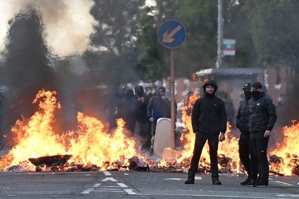 ataque-com-faca-desencadeia-protestos-anti-imigracao-na-irlanda-do-norte