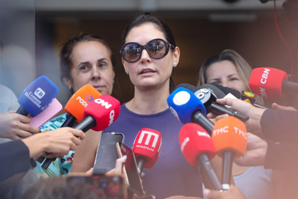 michelle-diz-que-apoiara-candidatura-de-flavio-bolsonaro-“no-momento-certo”