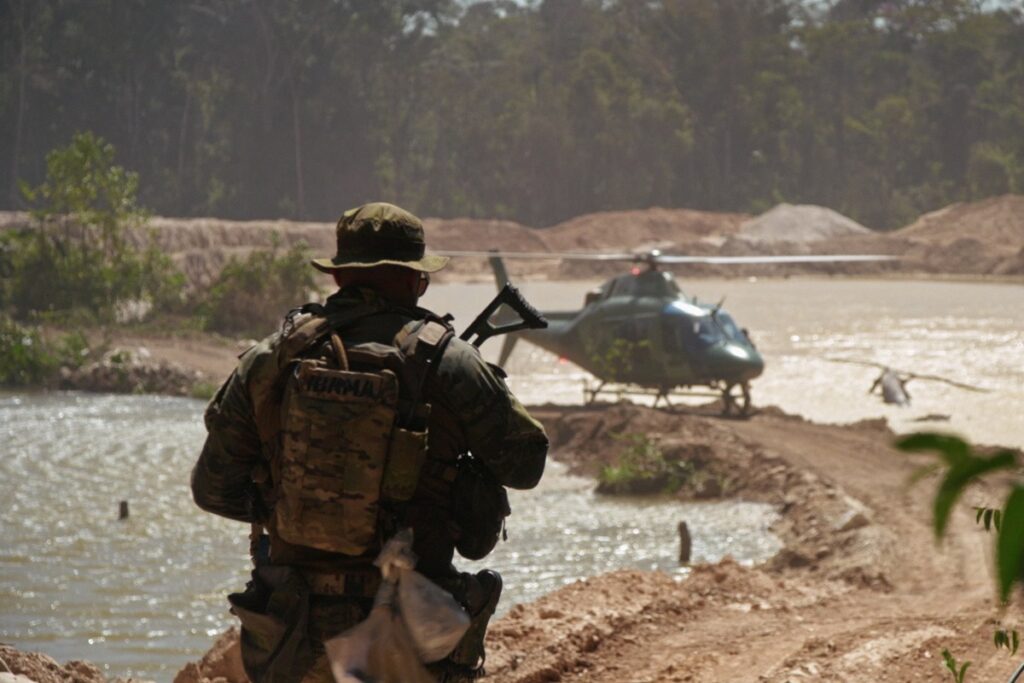 municao-real-e-camuflagem:-serie-mostra-guerra-do-ibama-contra-o-crime