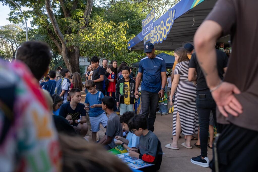 febre-das-figurinhas-reune-geracoes-em-pontos-de-troca-no-df