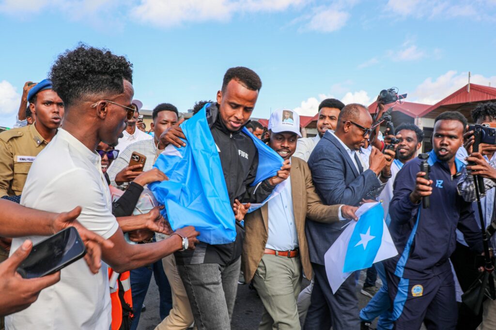 arbitro-impedido-de-apitar-na-copa-e-recebido-com-festa-na-somalia