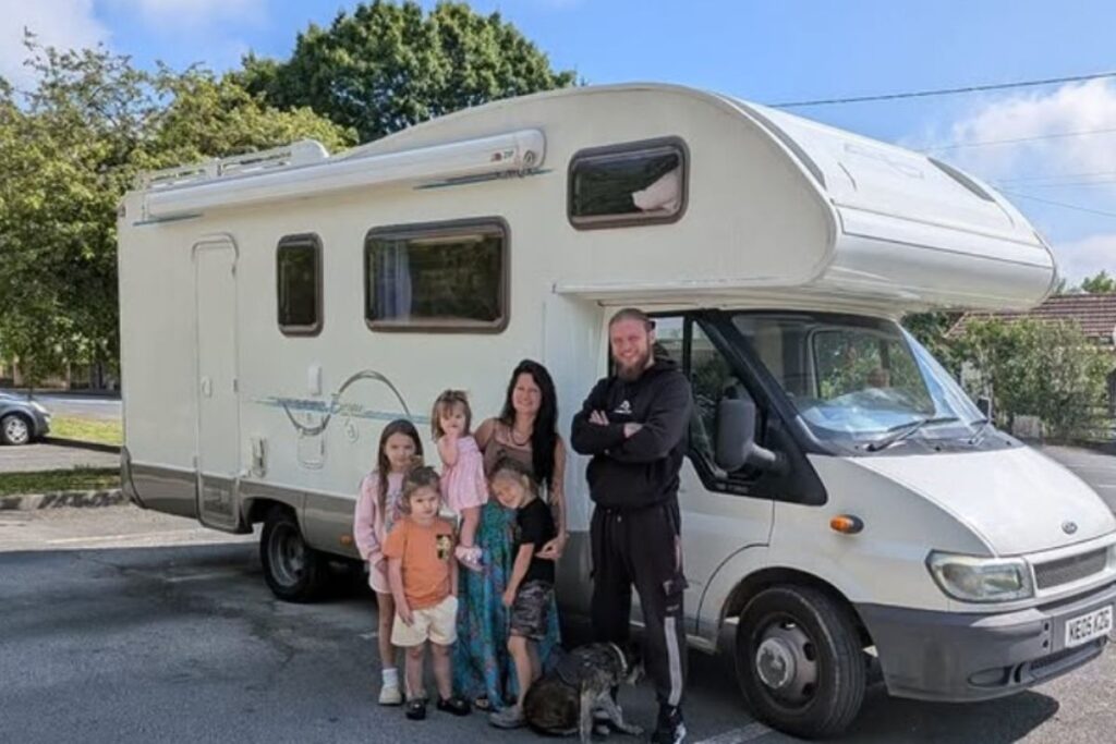 casal-educa-filhos-em-motorhome-durante-viagem-de-ferias-pela-europa