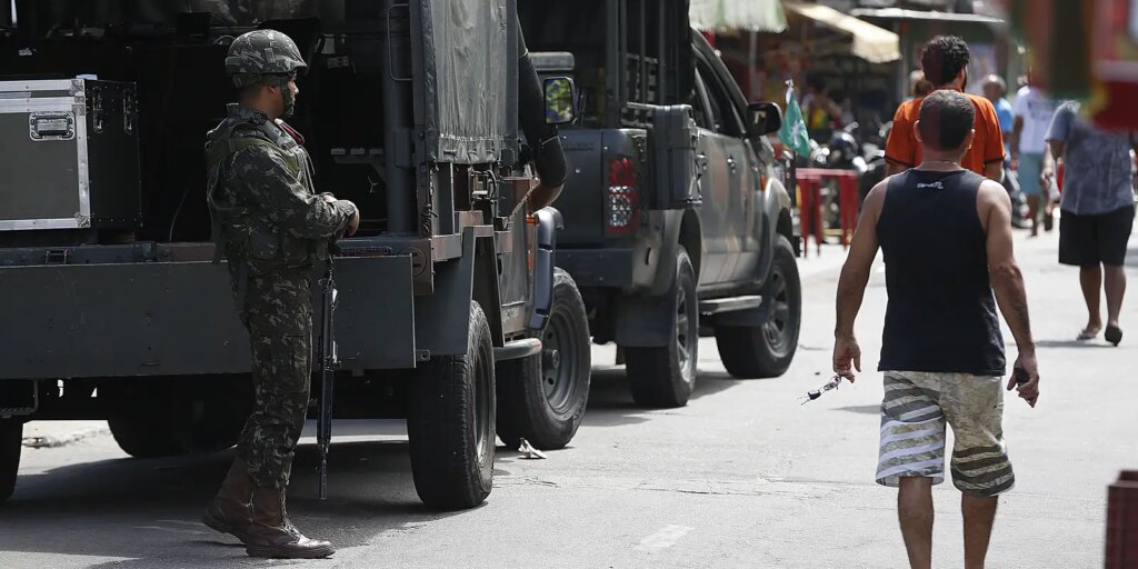 policia-faz-acao-para-cumprir-56-mandados-de-prisao-na-mare,-no-rio