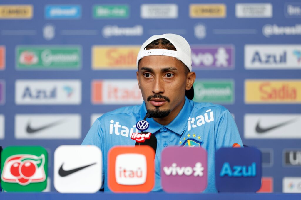 ex-rivais-na-espanha,-raphinha-elogia-trabalho-de-ancelotti-na-selecao