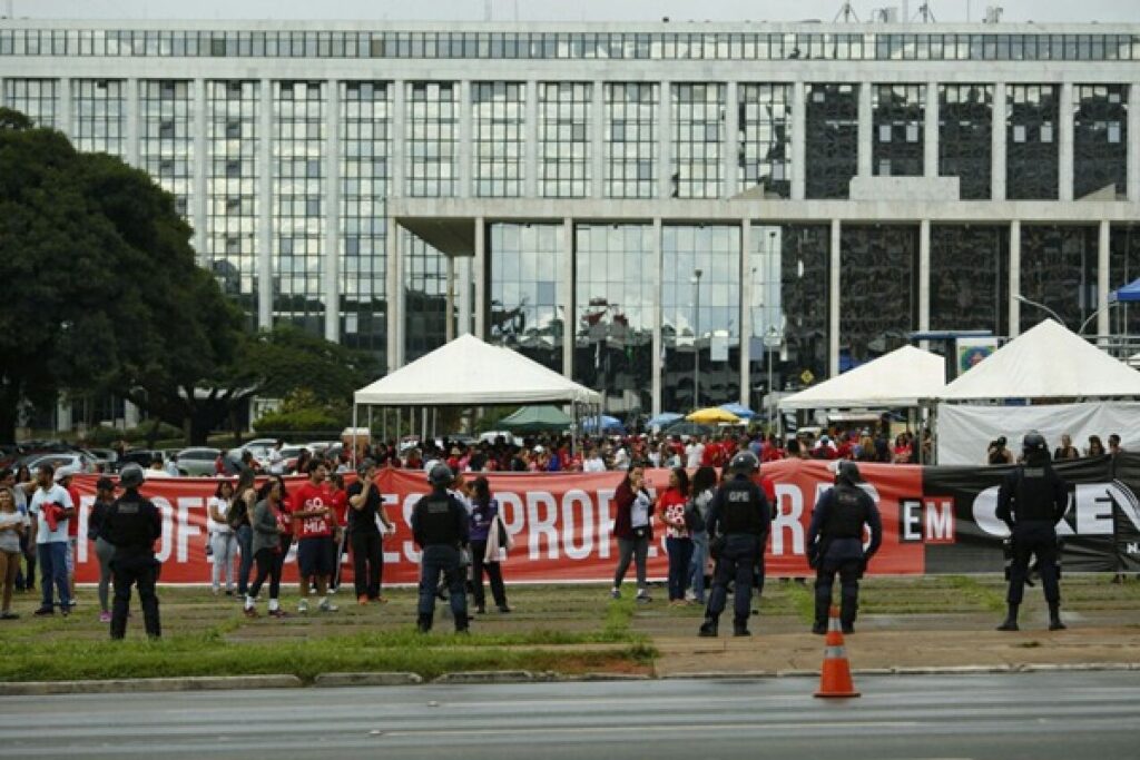 em-protesto-contra-acordo-para-salvar-brb,-sinpro-df-anuncia-paralisacao-das-aulas