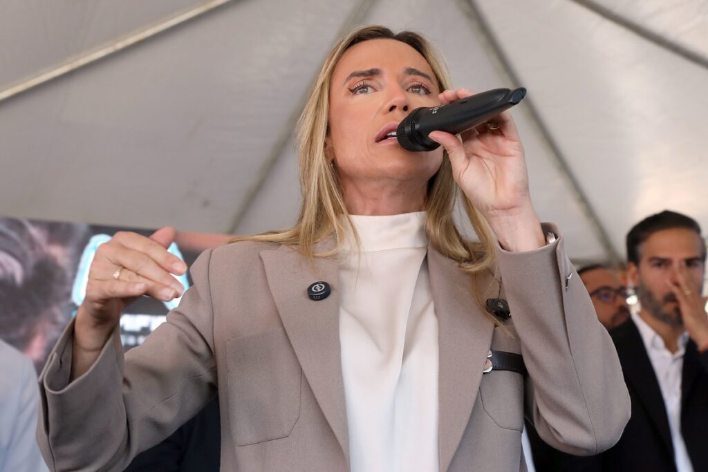celina-assina-projeto-que-permite-“internacao-humanizada-involuntaria”