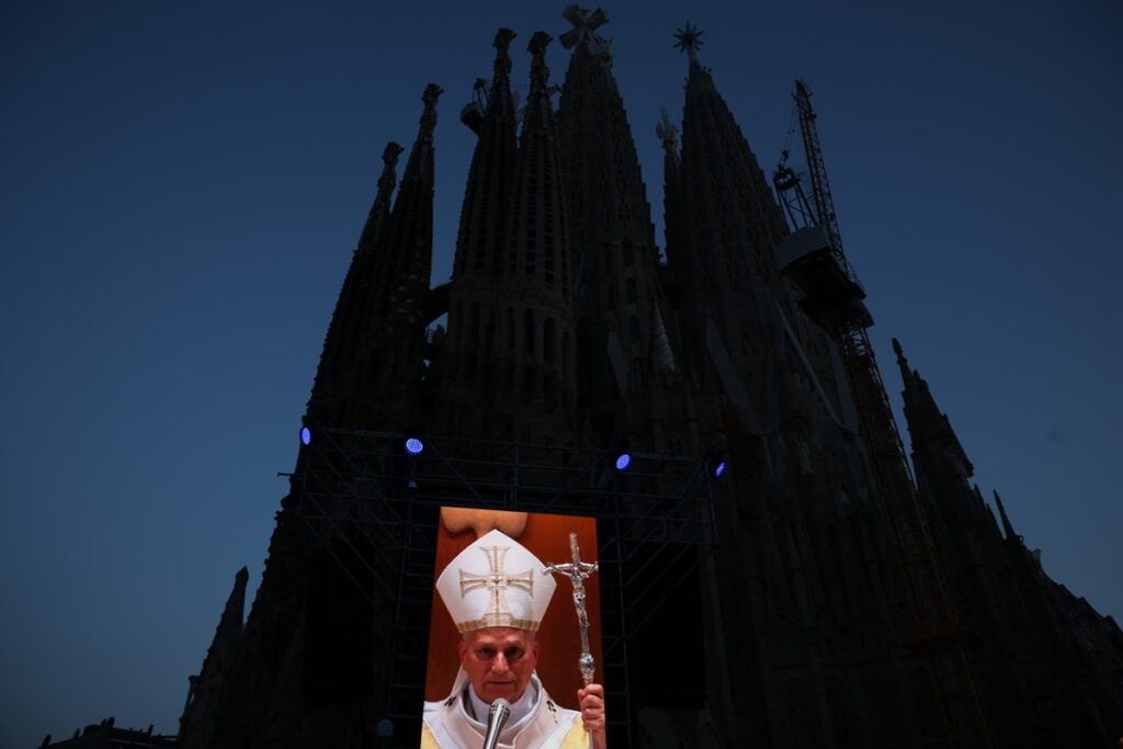 papa-leao-xiv-inaugura-torre-da-sagrada-familia-e-faz-apelo-pela-paz