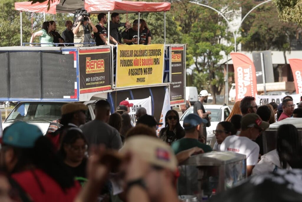 servidores-publicos-do-df-fazem-ato-contra-acordo-para-salvar-o-brb