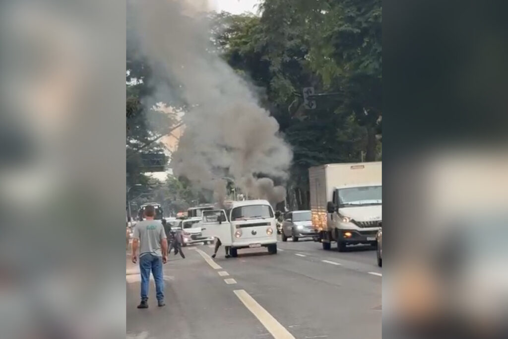 kombi-pega-fogo-em-avenida-de-bh-e-causa-lentidao-no-transito