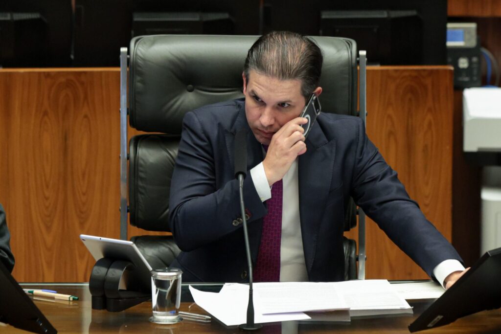 apavorado,-governo-procura-motta-para-barrar-pauta-bomba-do-senado