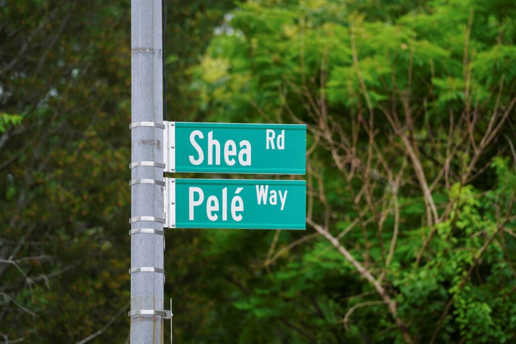 pele-e-thierry-henry-sao-homenageados-em-ruas-de-nova-york-para-a-copa
