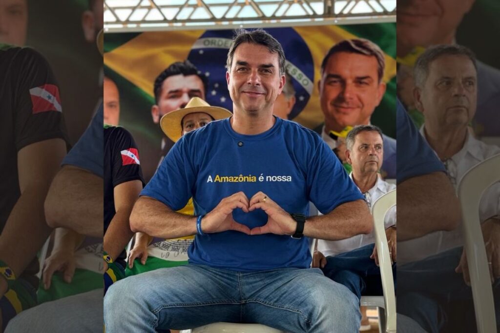apos-desgaste-com-taxas,-flavio-bolsonaro-usa-blusa-“amazonia-e-nossa”