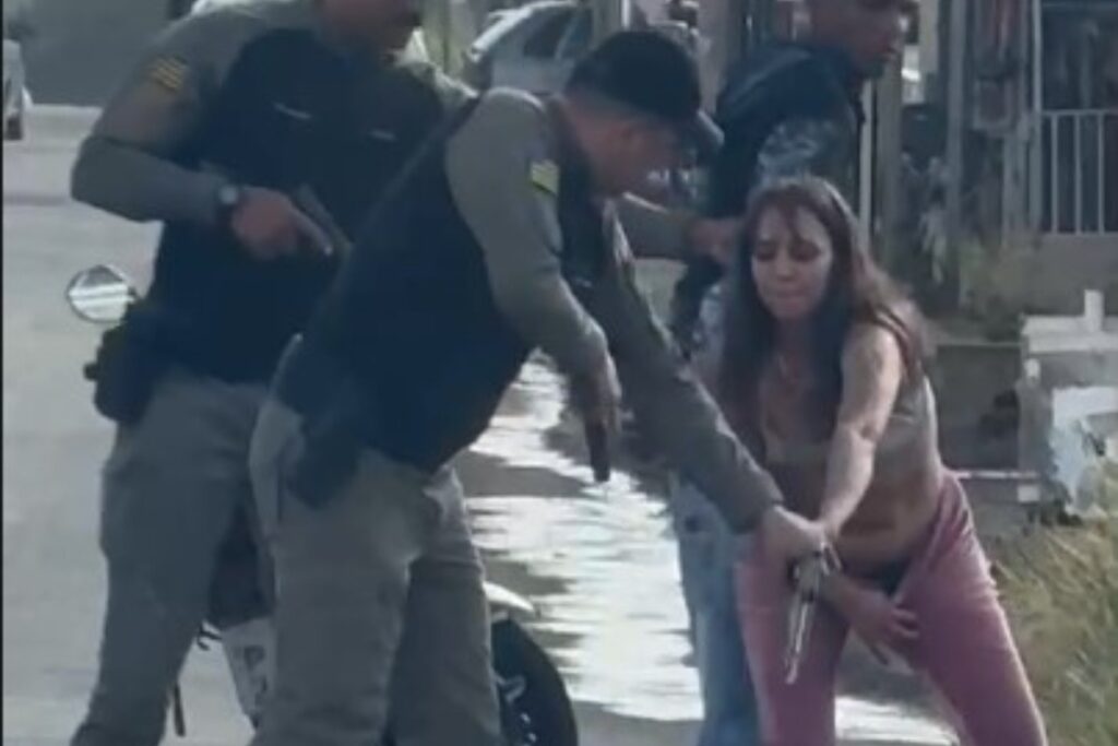 ppk-belica:-mulher-tira-pistola-carregada-da-vagina-em-abordagem-da-pm