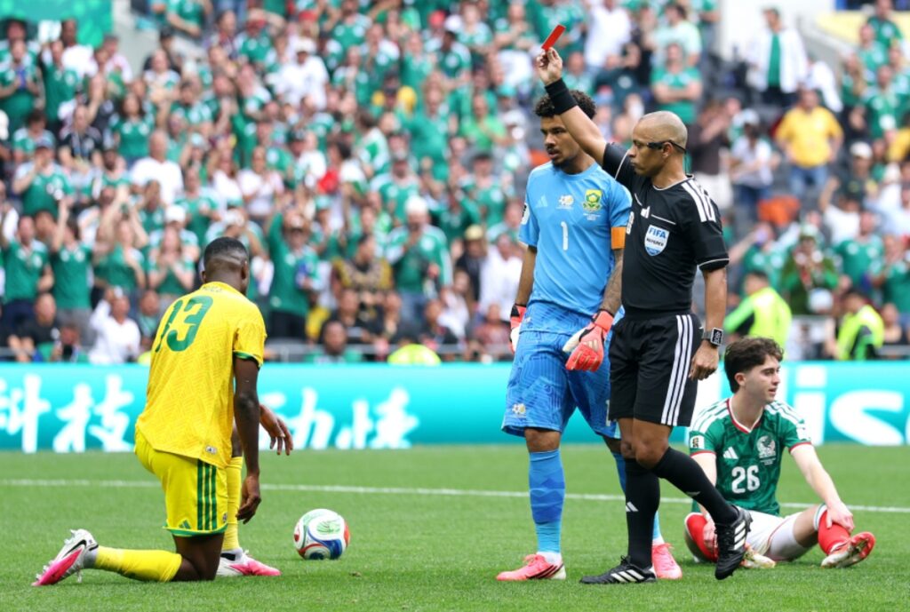 arbitro-brasileiro-expulsa-primeiro-jogador-na-copa-do-mundo