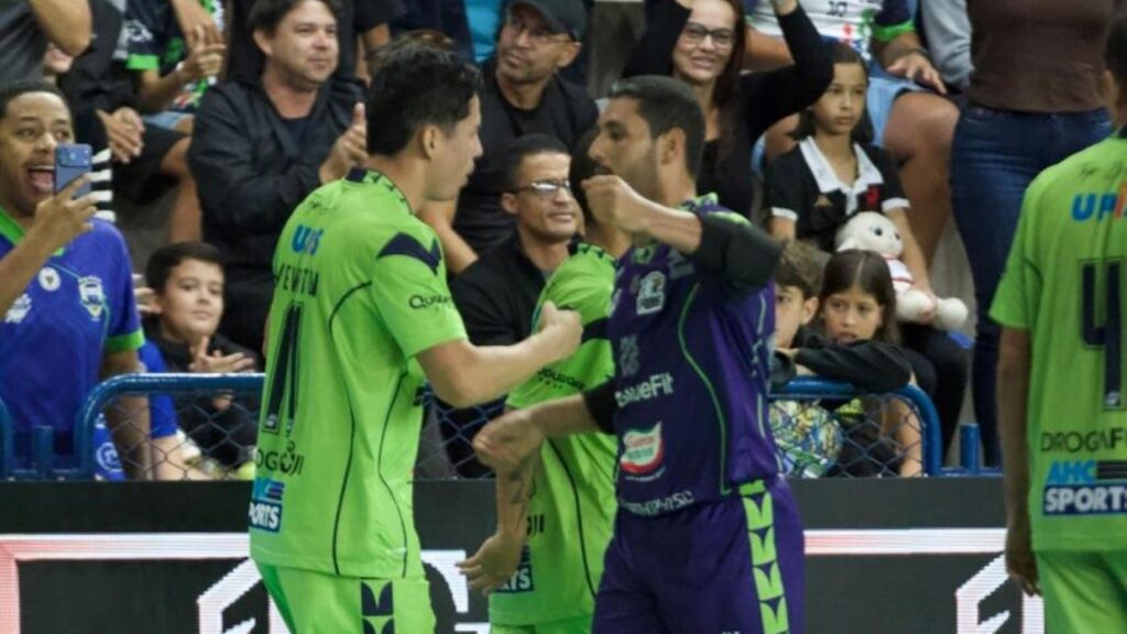 de-virada,-minas-vence-fidas-futsal-pelas-quartas-da-copa-do-brasil