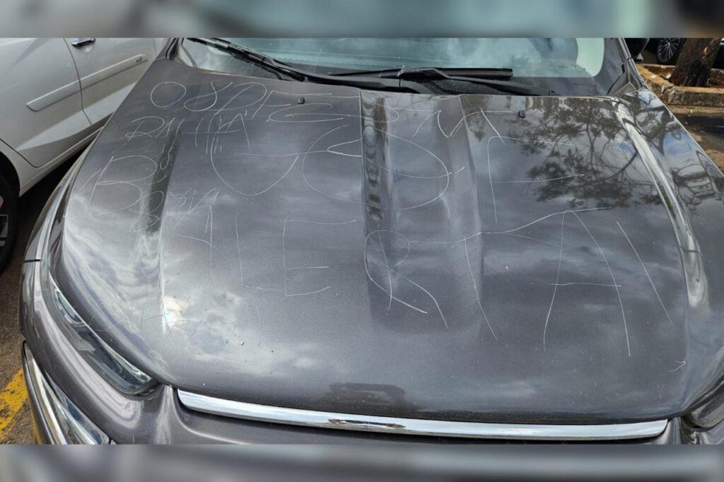 advogada-tem-carro-riscado-com-xingamentos-na-asa-sul:-“filha-da-puta”