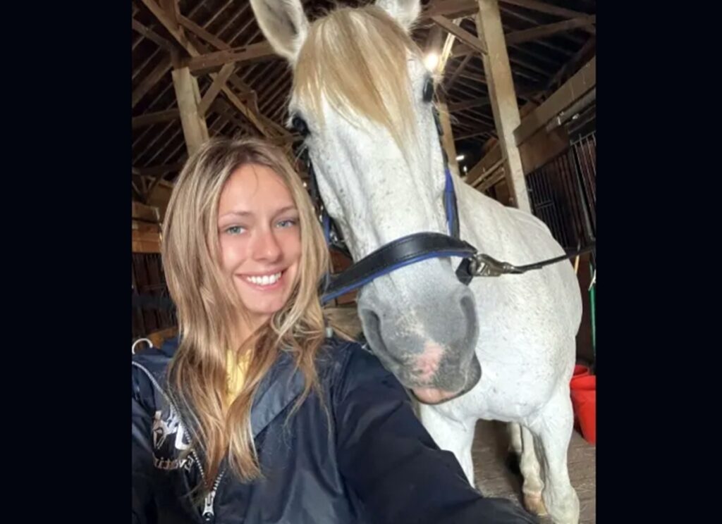 Amazona de 25 anos morre após cavalo empinar e cair sobre seu corpo amazona-de-25-anos-morre-apos-cavalo-empinar-e-cair-sobre-seu-corpo
