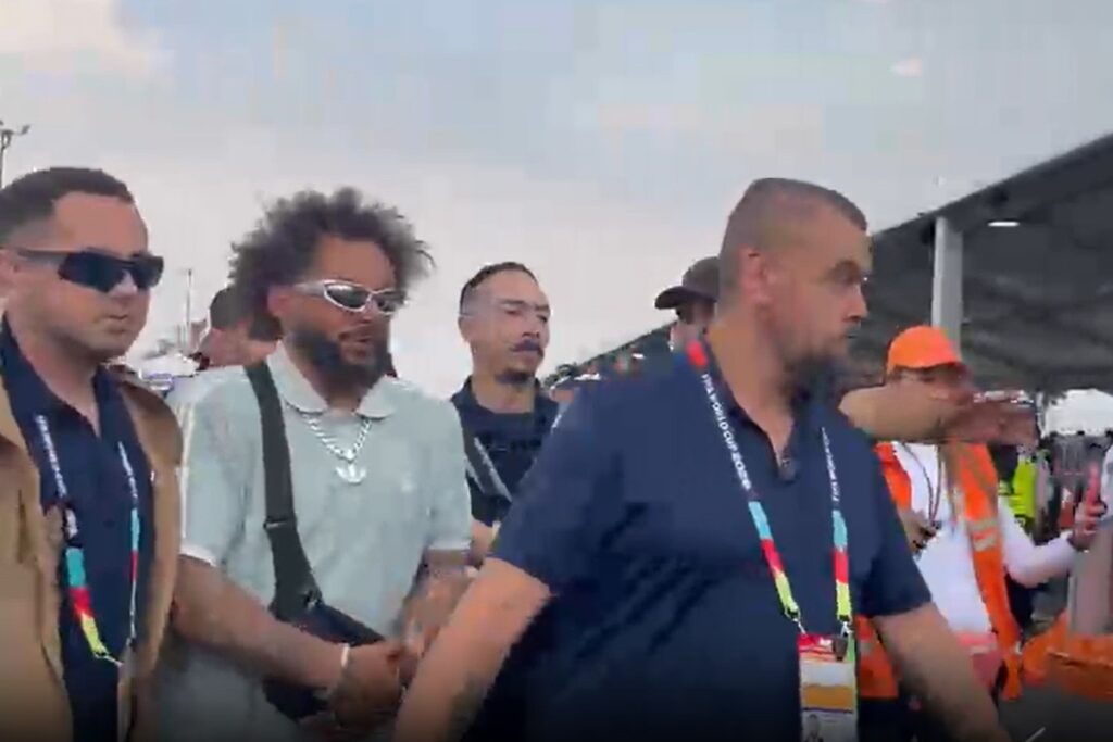 marcelo-e-escoltado-em-manifestacao-na-abertura-da-copa-do-mundo