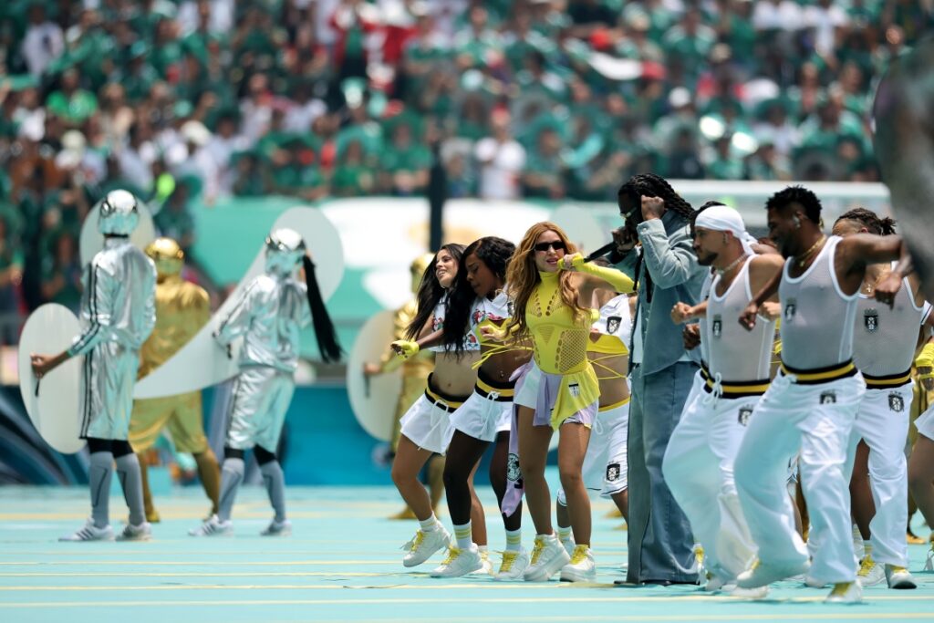 show-de-shakira-na-abertura-da-copa-gera-teorias-sobre-possivel-sosia