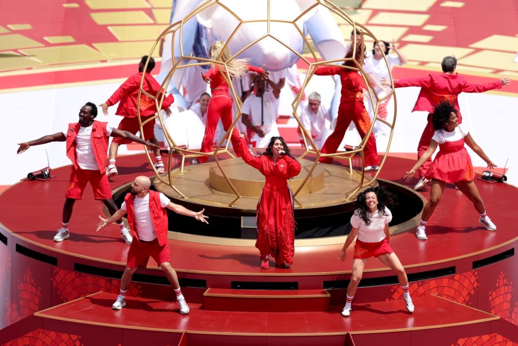 copa-do-mundo:-alessia-cara-comanda-abertura-no-canada.-veja-como-foi