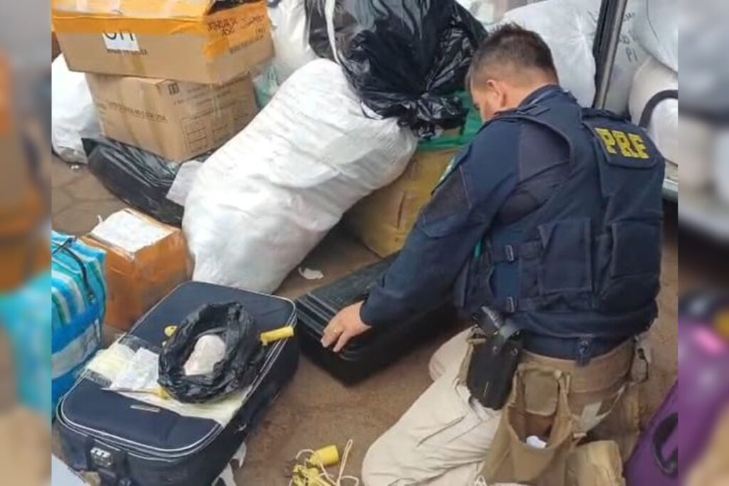 mala-velha-lacrada-chamou-atencao-de-policial-que-achou-ossada-humana-em-onibus