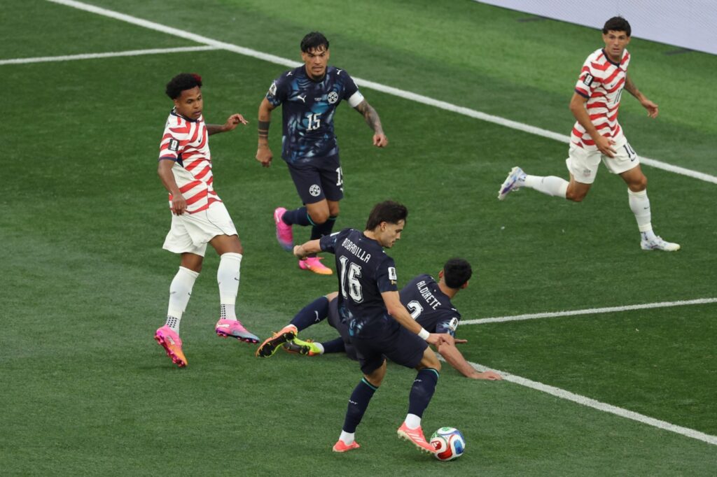 bobadilla,-do-sao-paulo,-marca-o-primeiro-gol-contra-da-copa-do-mundo