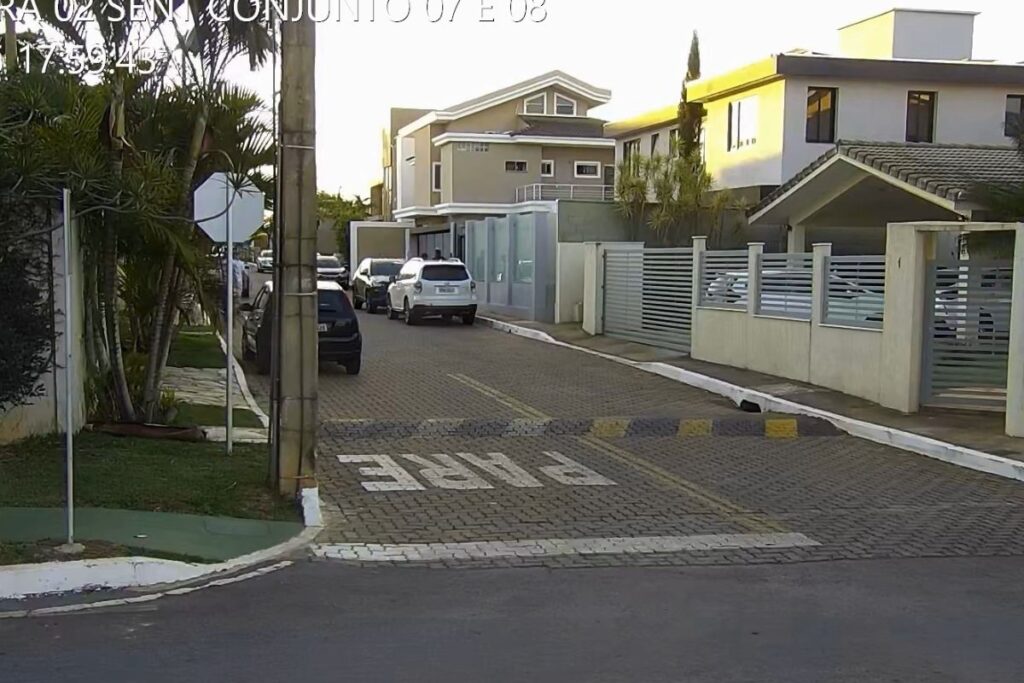 Condomínio de Bolsonaro processa ex-assessor de Janones após ato com megafone condominio-de-bolsonaro-processa-ex-assessor-de-janones-apos-ato-com-megafone