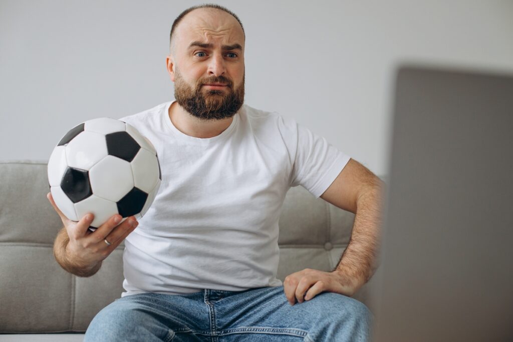 transmissao-da-copa-2026:-por-que-a-bola-entra-antes-na-tv-do-vizinho?
