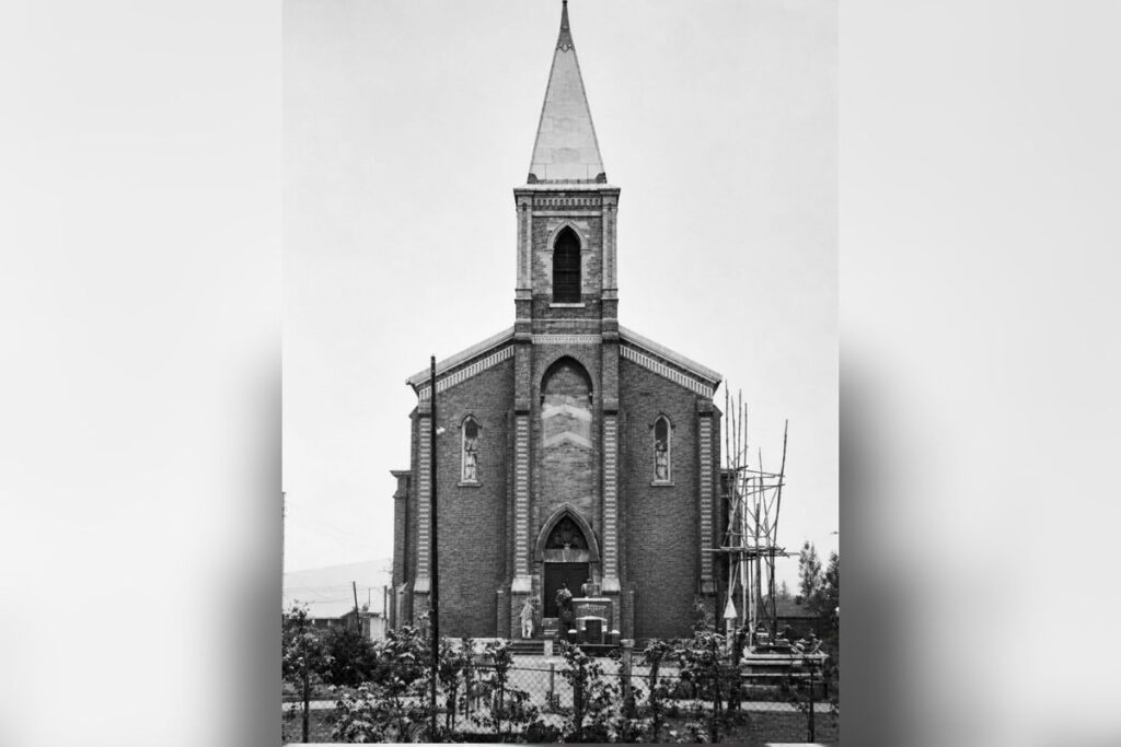 igreja-em-que-santa-ficou-intacta-apos-incendio-e-reinaugurada