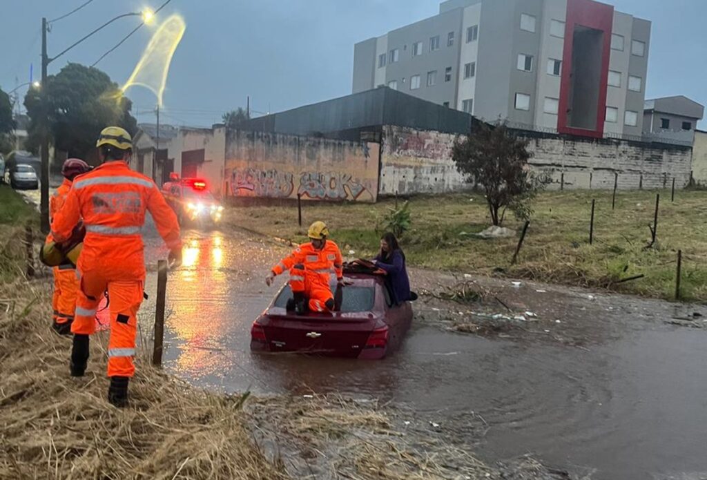 mg:-temporal-alaga-avenida-e-deixa-tres-pessoas-ilhadas-em-carro